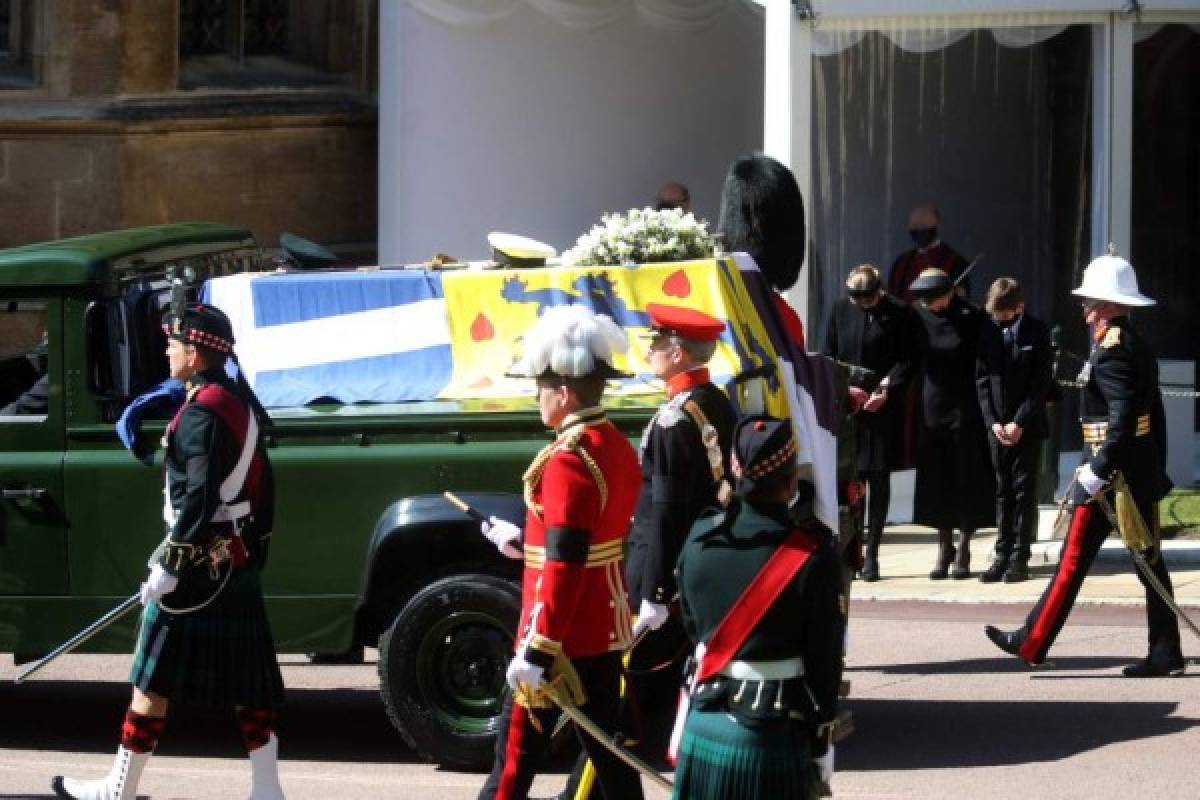 La soledad de la reina Isabel II: así le dio el último adiós a su esposo, el príncipe Felipe, en un sobrio funeral