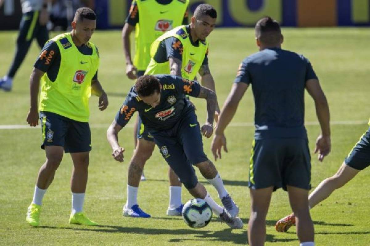 Brazil's footballer Neymar falls during a training session of the national team at the Granja Comary sport complex in Teresopolis, Brazil, on May 26, 2019 ahead of the Copa America football tournament. (Photo by Mauro PIMENTEL / AFP)