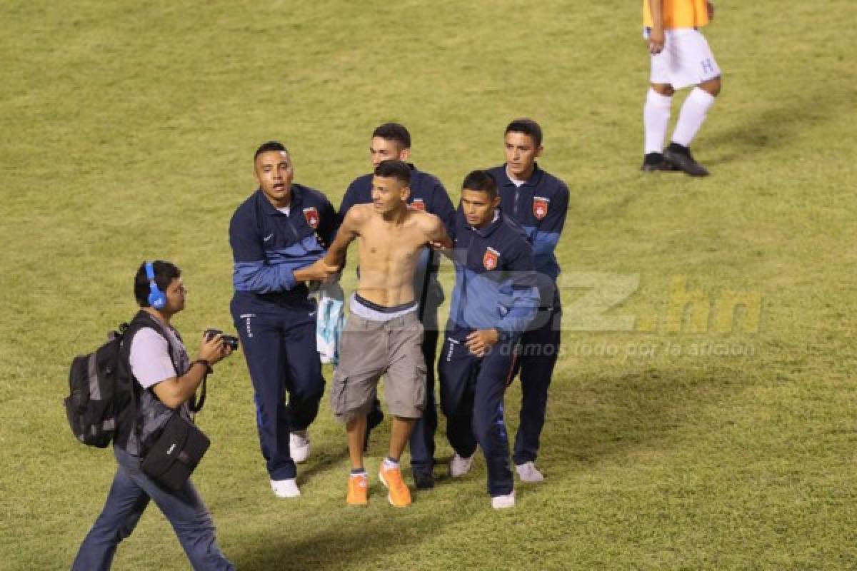 CURIOSAS: Espontáneos en el estadio Olímpico y flores para México