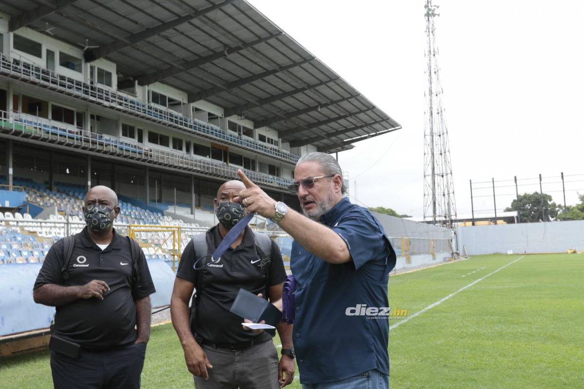 El gerente de la Selección de Honduras Gerardo Ramos junto a las autoridades de Concacaf revisando detalles en el Estadio Morazán. Foto: Neptalí Romero.