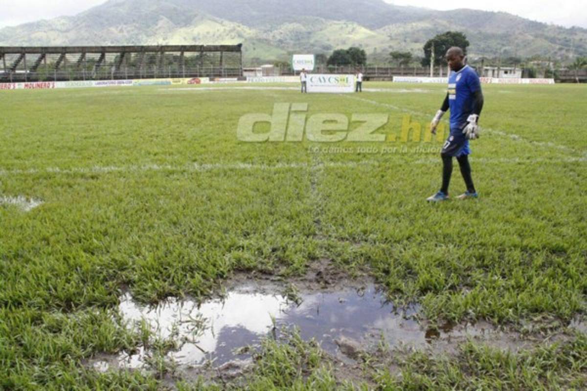 Así de deteriorada luce la cancha del estadio Francisco Martínez de Tocoa