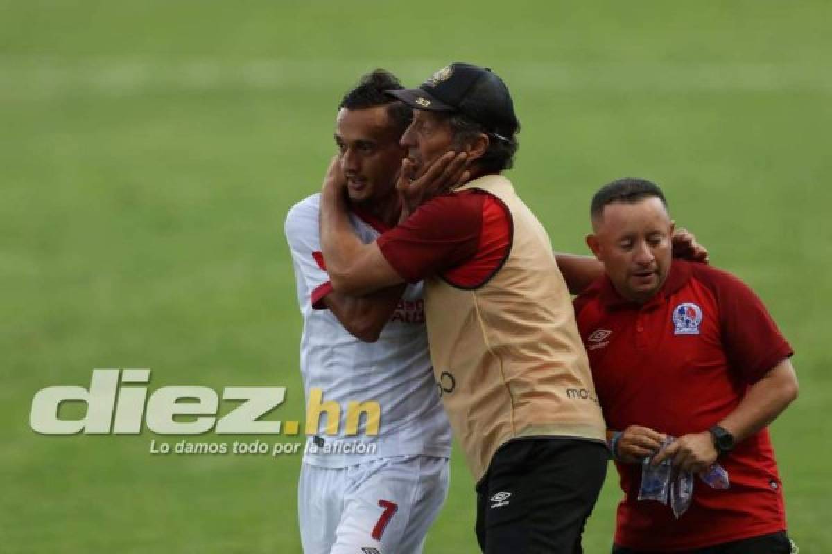 Tarde de locura en el Nacional: baile de Diego Reyes, abrazo de Troglio y las bellezas del repechaje ante Marathón