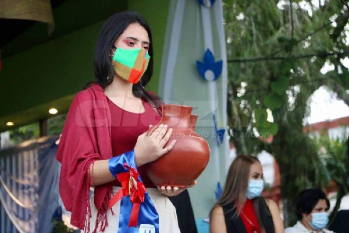 Fotos del día: Derroche de belleza con palillonas, la guacamaya gigante y todo el ambiente en el estadio Nacional