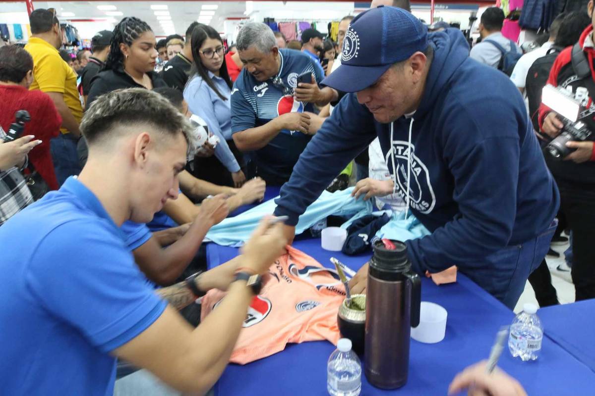 Jugadores de Motagua compartieron con sus aficionados: autógrafos, fotos y llevaron la copa 19