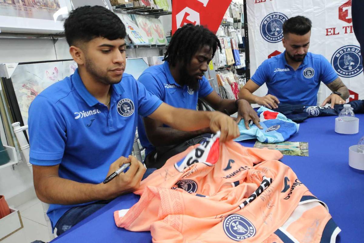 Jugadores de Motagua compartieron con sus aficionados: autógrafos, fotos y llevaron la copa 19
