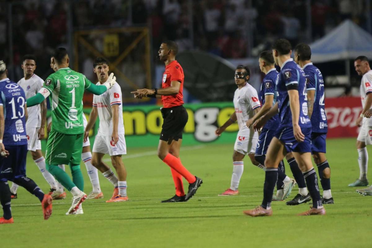 La desgarrada imagen de Bennett, otro error de Menjívar y las leyendas
