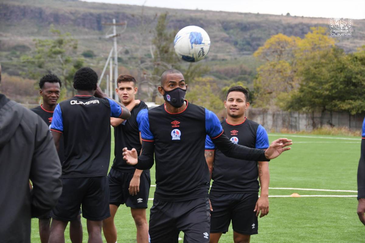 ¡Charla, risas y un conocido! Así fue el primer entrenamiento del argentino Pablo Lavallén en el Olimpia