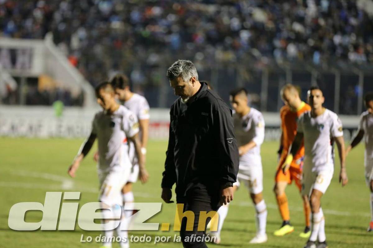 FOTOS: La tristeza de Diego Vázquez rumbo al camerino, las agresiones a jugadores chapines y la chica motagüense que hizo explotar el palco