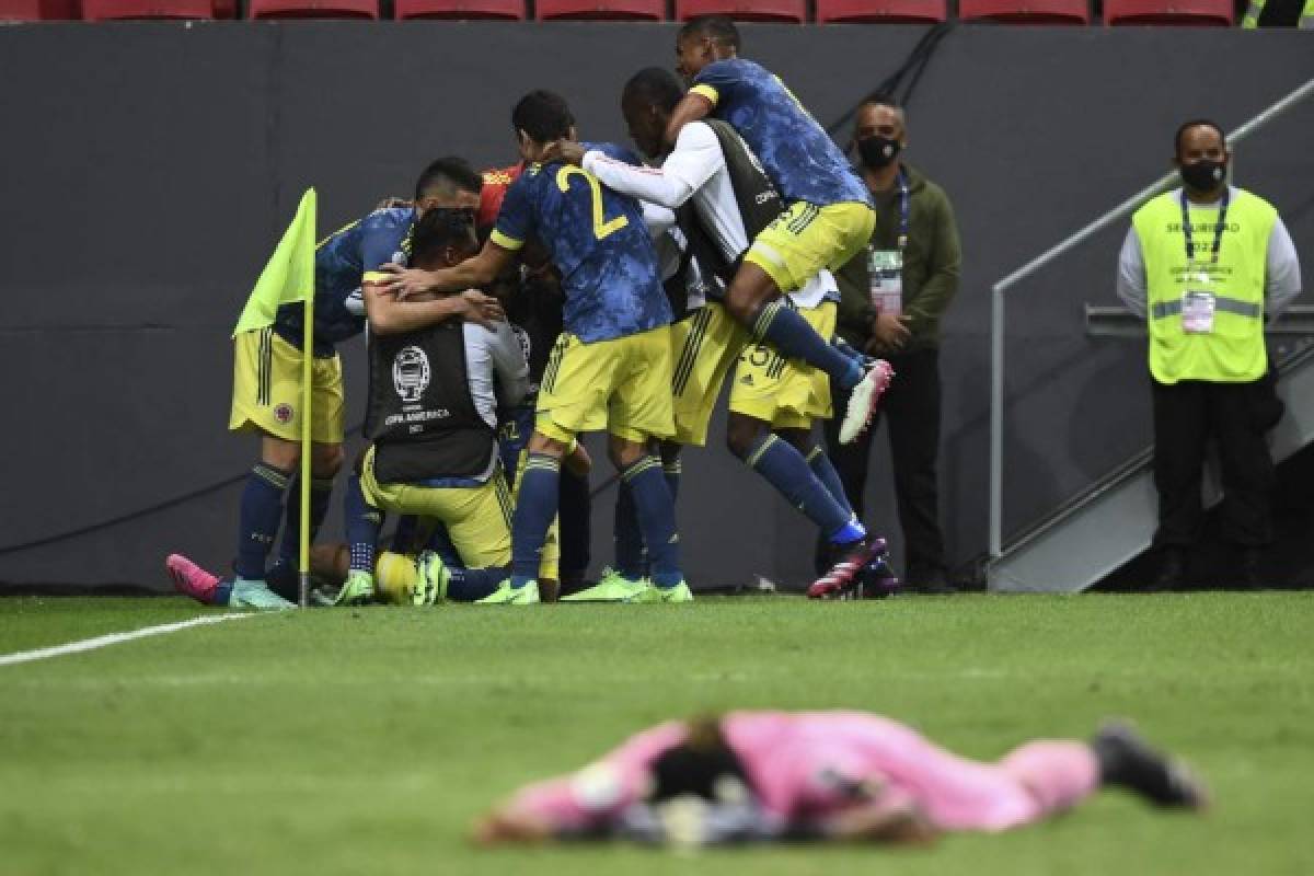 Colombia's Luis Diaz (covered) celebrates with teammates after scoring the team's third goal against Peru during their Conmebol 2021 Copa America football tournament third-place match at the Mane Garrincha Stadium in Brasilia, Brazil, on July 9, 2021. - Colombia won the match 3-2. (Photo by EVARISTO SA / AFP)