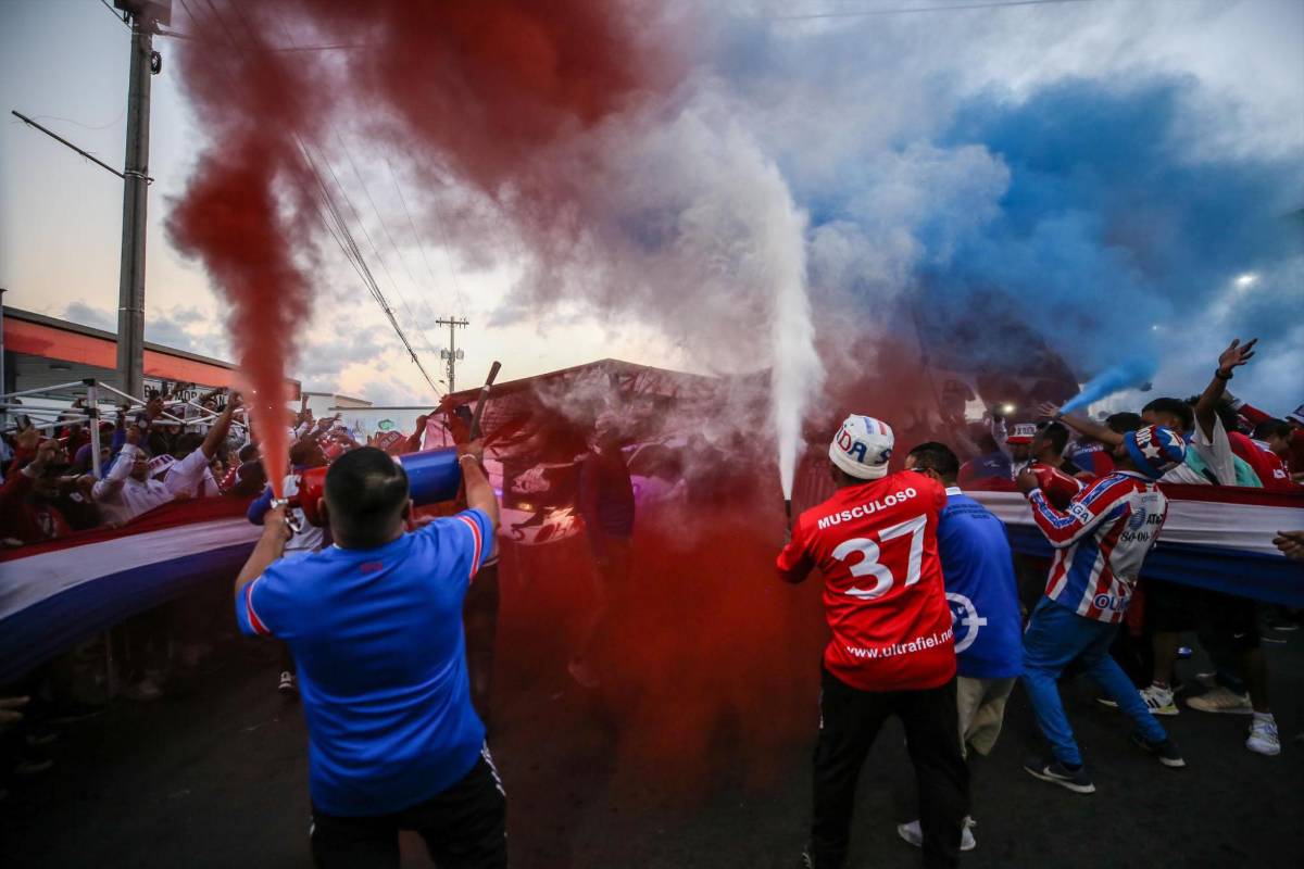 Impresionante recibimiento a Olimpia en la final contra Motagua, los tres legionarios europeos que sorprendieron y las dos bellezas