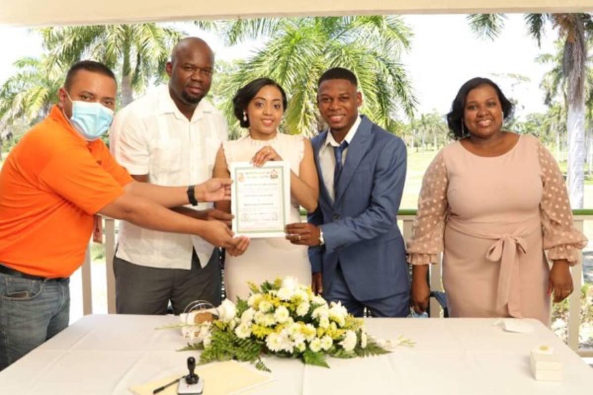 Futbolista de UPNFM contrae matrimonio con hermosa joven ¡con un padrino de bodas inesperado!