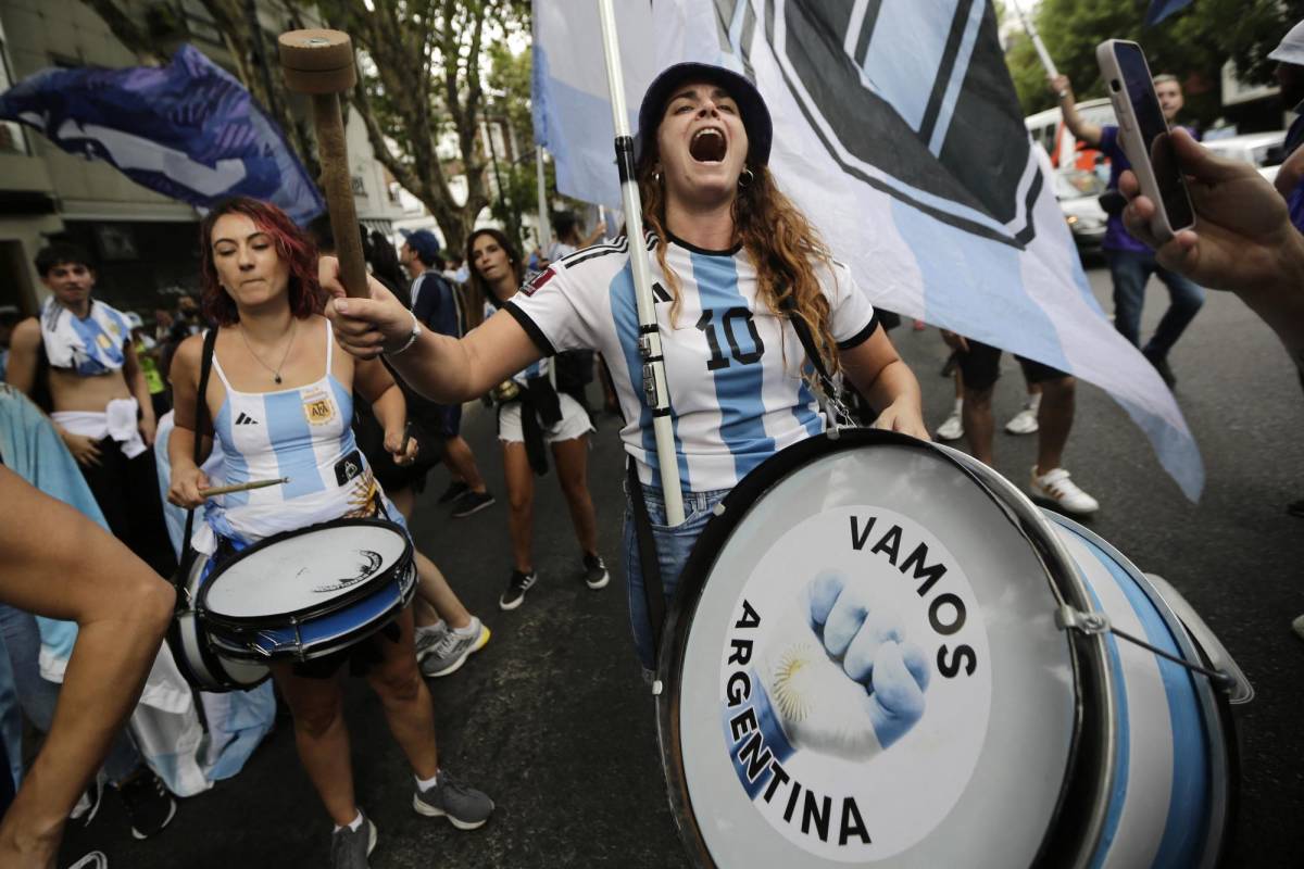 Demencia por Messi, estrambóticos tatuajes y las bellas chicas de Argentina en locura en las calles del Monumental