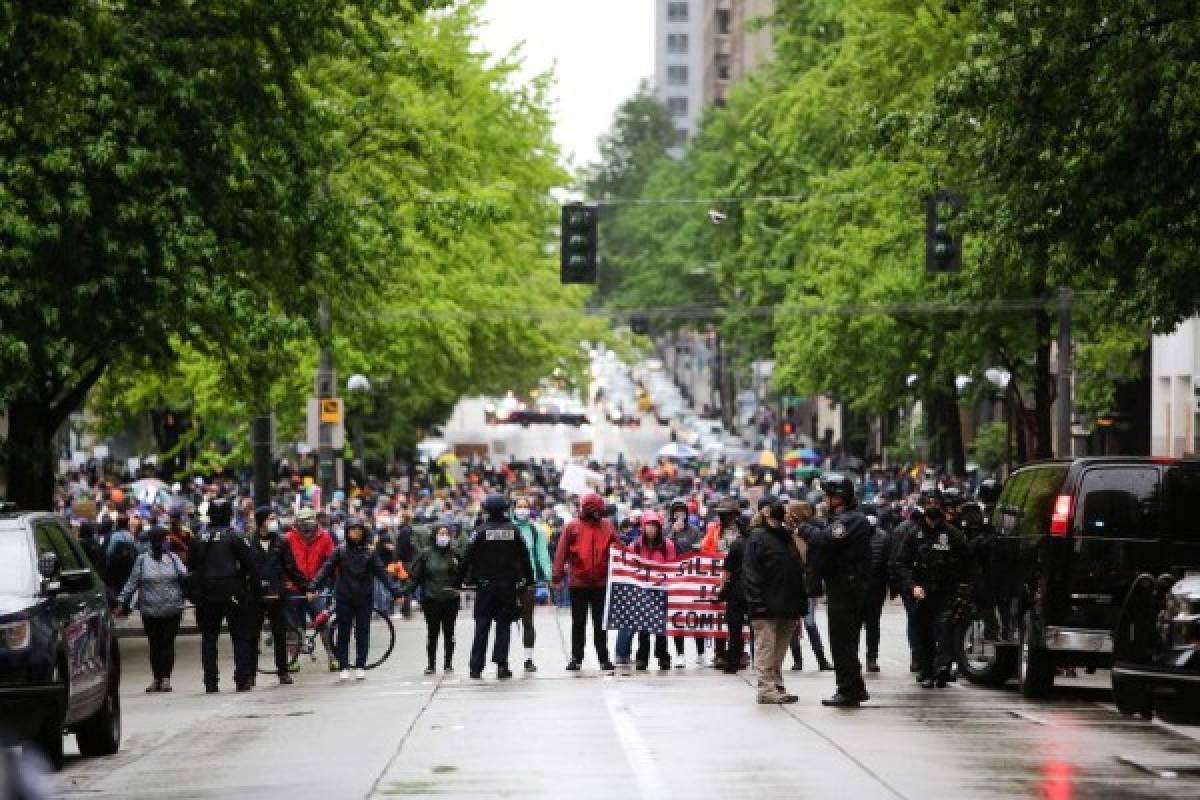 Terror en Minneapolis: Policía ataca con gas lacrimógeno y balas de goma a los protestantes