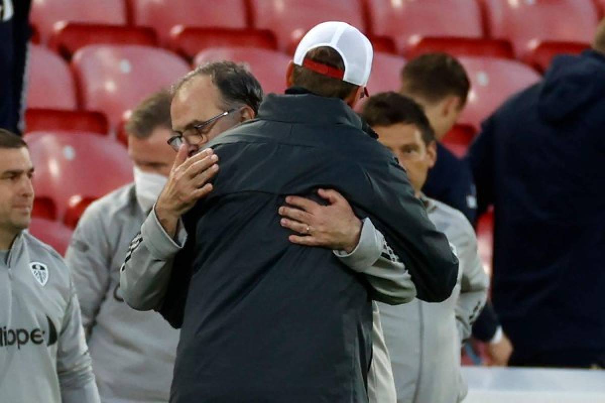 Leeds United's Argentinian head coach Marcelo Bielsa embraces Liverpool's German manager Jurgen Klopp on the touchline after the English Premier League football match between Liverpool and Leeds United at Anfield in Liverpool, north west England on September 12, 2020. - Liverpool won the game 4-3. (Photo by PHIL NOBLE / POOL / AFP) / RESTRICTED TO EDITORIAL USE. No use with unauthorized audio, video, data, fixture lists, club/league logos or 'live' services. Online in-match use limited to 120 images. An additional 40 images may be used in extra time. No video emulation. Social media in-match use limited to 120 images. An additional 40 images may be used in extra time. No use in betting publications, games or single club/league/player publications. /