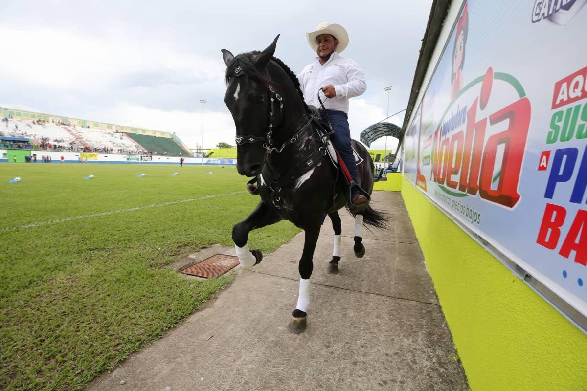 ¿A quién ‘espiaba’ Héctor Vargas? Derroche de bellezas, pasillo a Motagua, el abrazo de Obando con su hijo y tremendo ambiente en Olancho