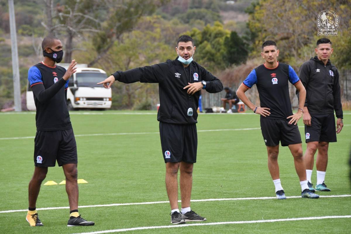 ¡Charla, risas y un conocido! Así fue el primer entrenamiento del argentino Pablo Lavallén en el Olimpia