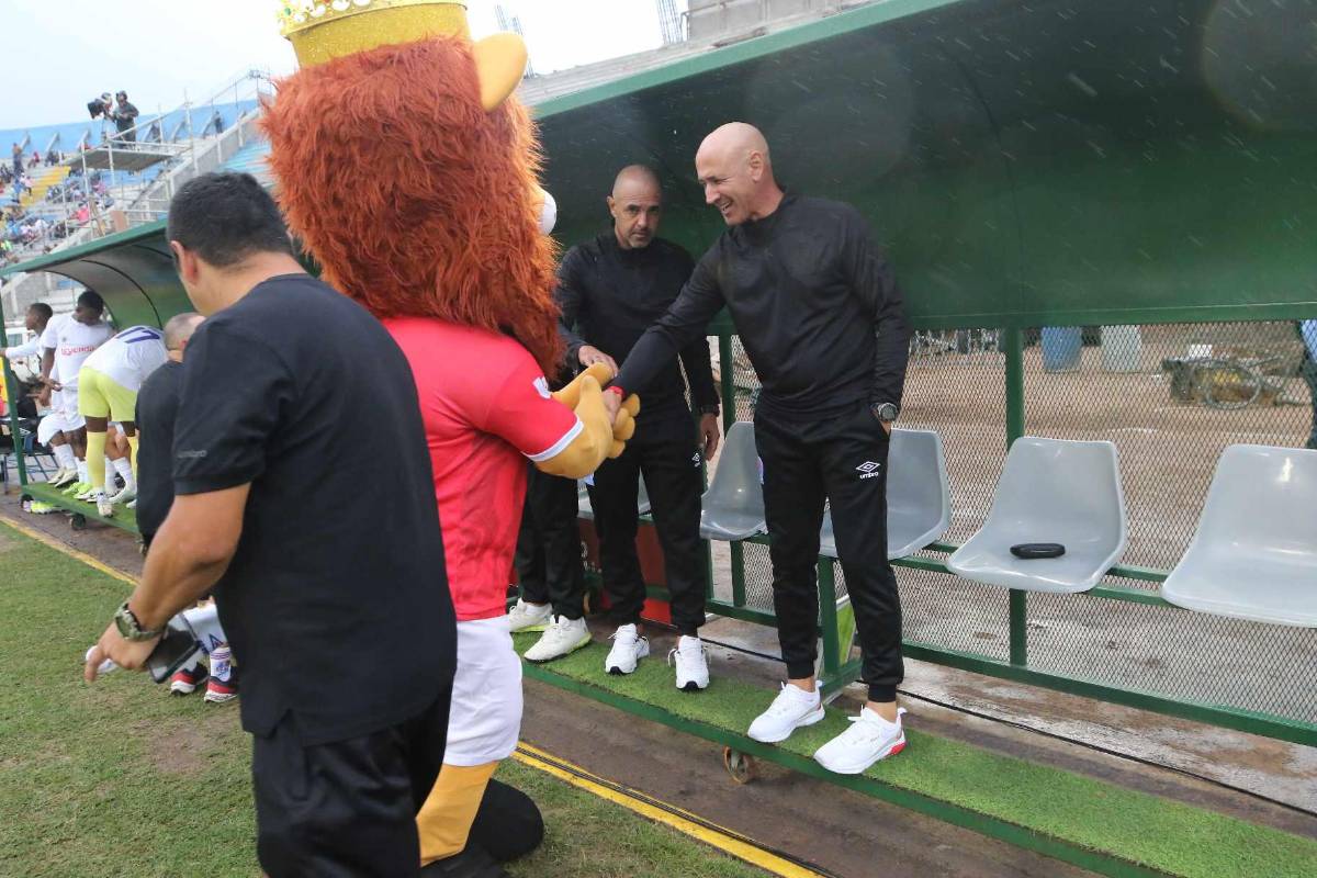 Alberth Elis vivió un día especial al volver a jugar, los saludos de Eduardo Espinel y el festejo de Jorge Benguché en la victoria del Olimpia