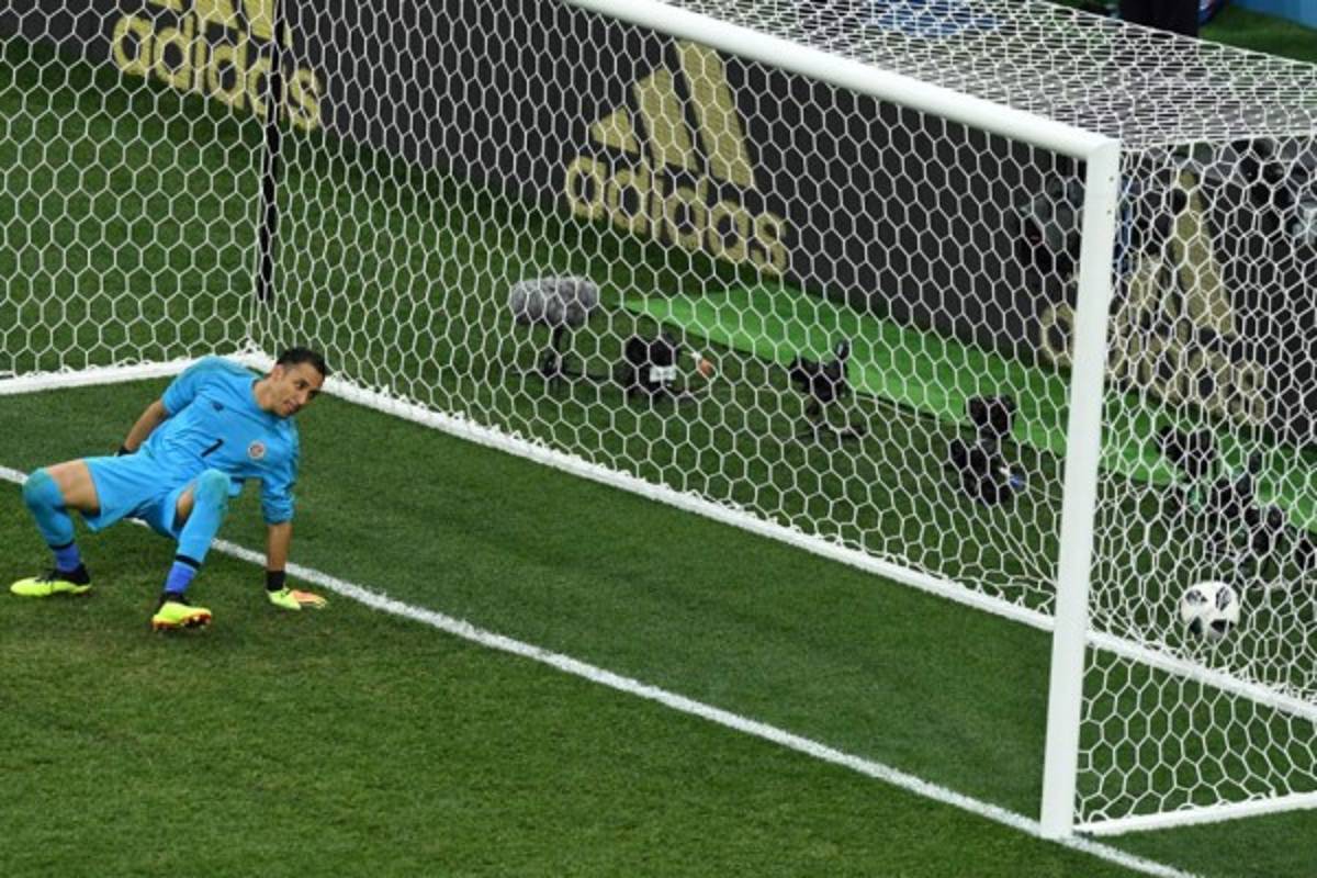 ¿Quién es la rubia? Costa Rica se despide con dignidad y el cambio de camisas