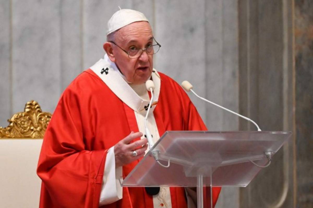 Pope Francis delivers a homily during Palm Sunday mass behind closed doors at St. Peter's Basilica mass on April 5, 2020 in The Vatican, during the lockdown aimed at curbing the spread of the COVID-19 infection, caused by the novel coronavirus. (Photo by Alberto PIZZOLI / POOL / AFP)