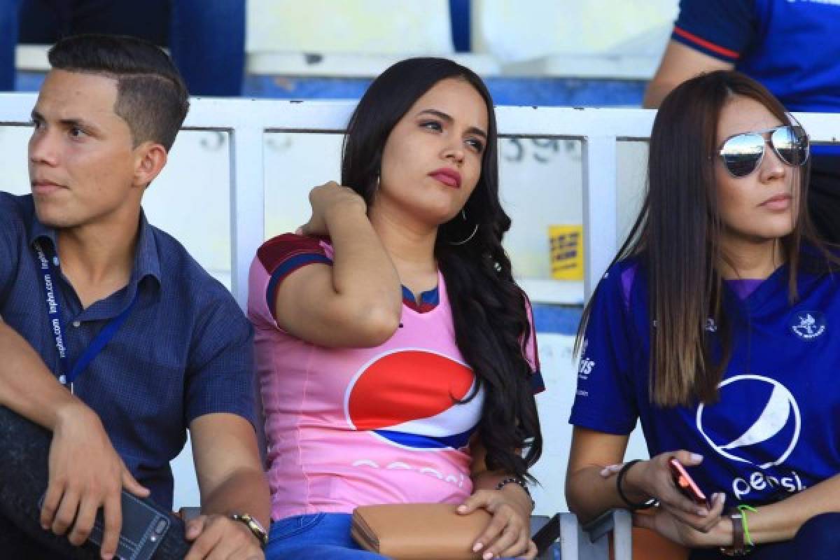 FOTOS: Las bellas chicas que adornaron la semifinal Motagua-Platense