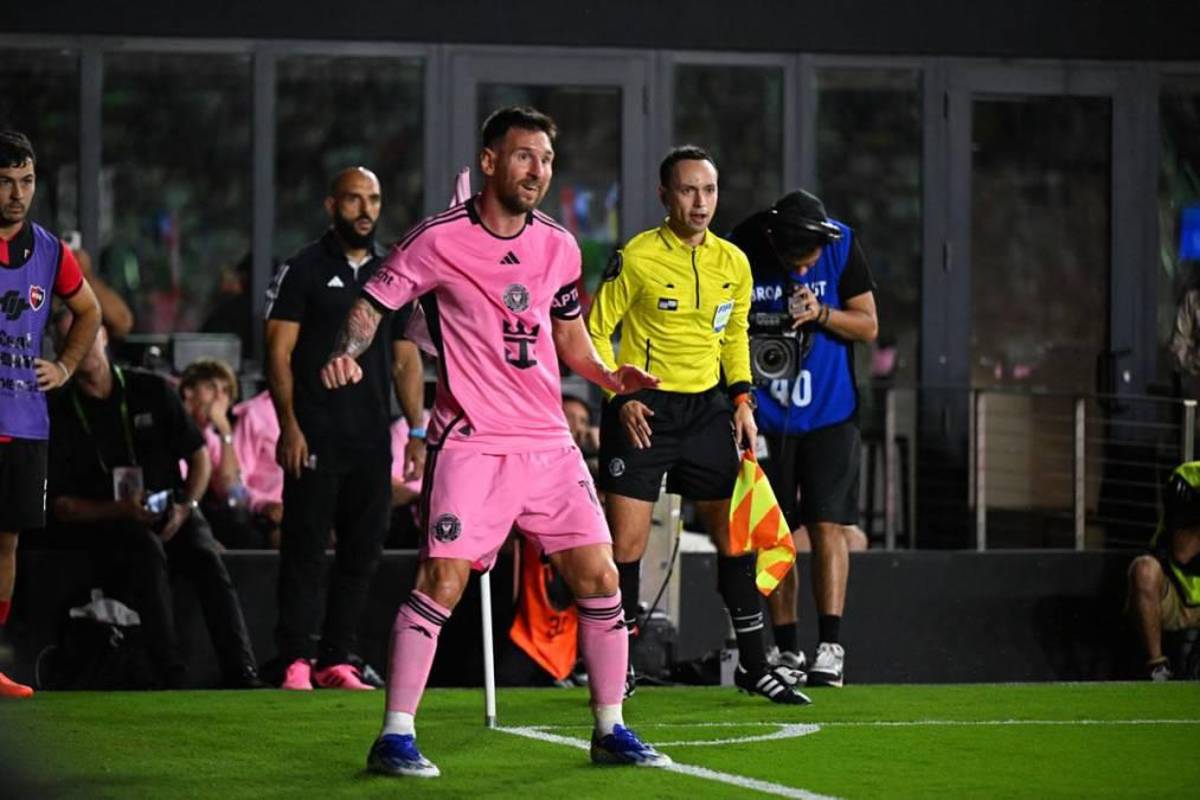 Beso a Messi, lindo gesto de Leo con Newell’s y el jugador que se llevó la camisa del “10” en su partido más especial