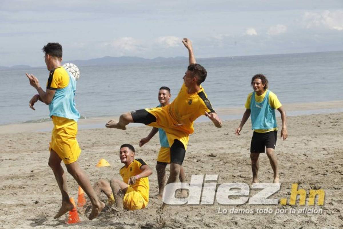 FOTOGALERÍA: Real España se divierte en la playa en plena pretemporada