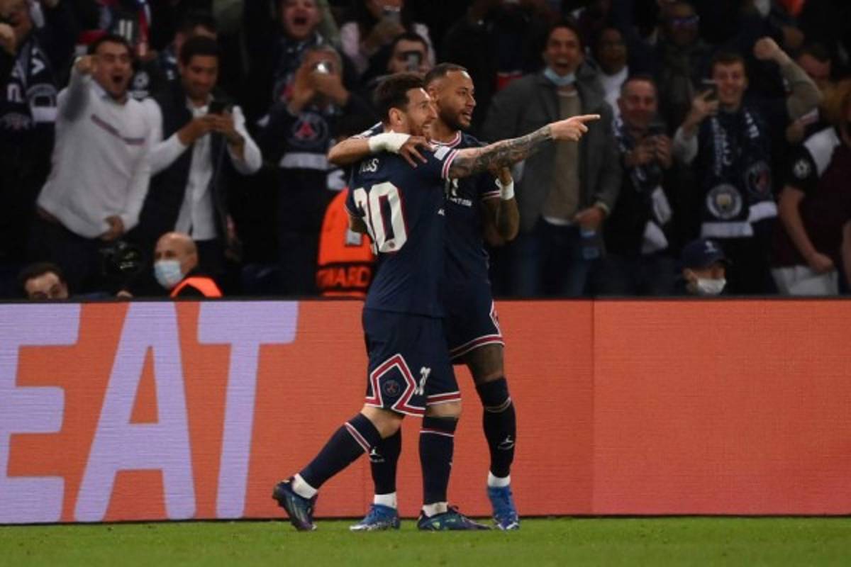 Tumbado en la barrera: las insólitas imágenes de Messi en el triunfazo del PSG sobre el Manchester City