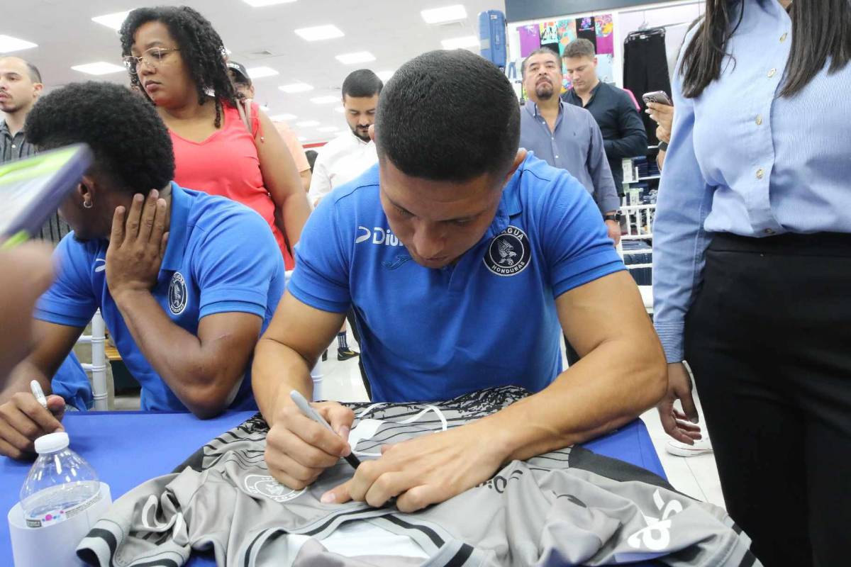 Jugadores de Motagua compartieron con sus aficionados: autógrafos, fotos y llevaron la copa 19