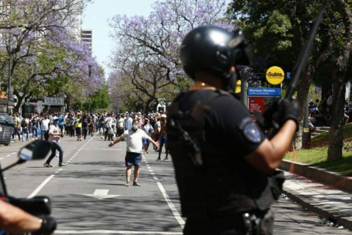 Enfrentamientos y caos total en las calles de Argentina durante el velorio de Diego Maradona