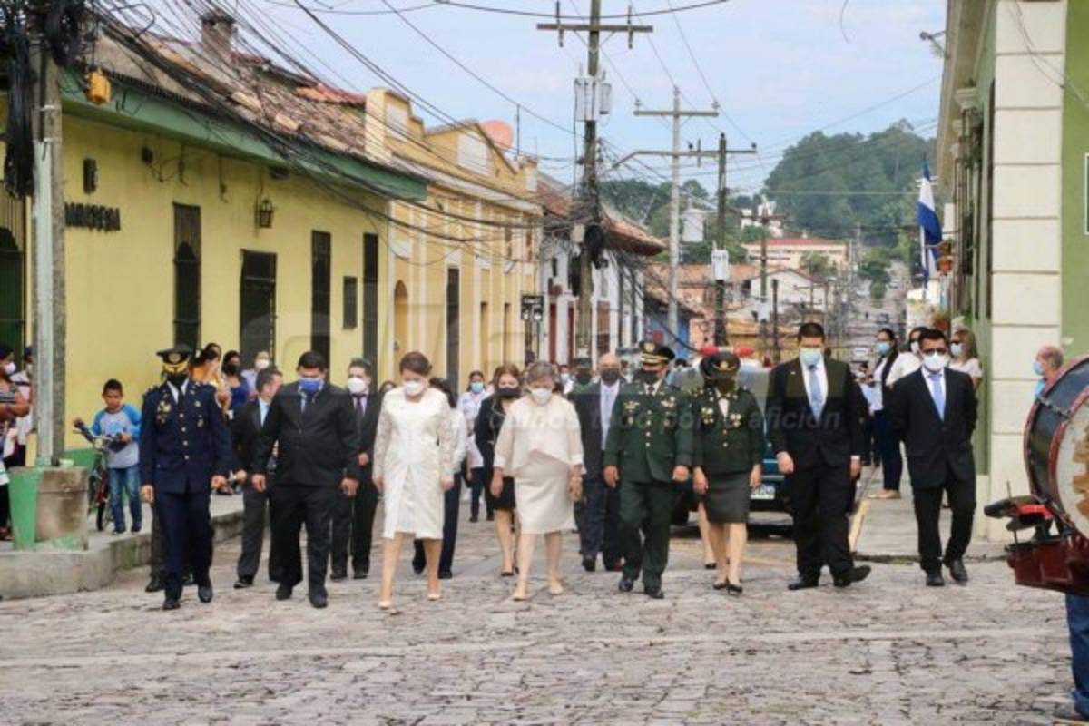 Fotos del día: Derroche de belleza con palillonas, la guacamaya gigante y todo el ambiente en el estadio Nacional