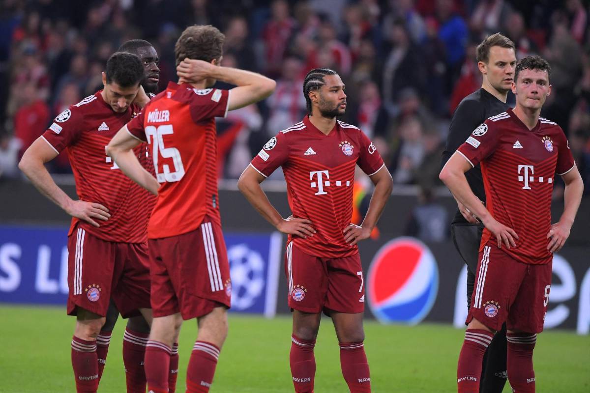 Los jugadores del Bayern reaccionan con tristeza después del partido ante Villarreal donde han sido eliminados.