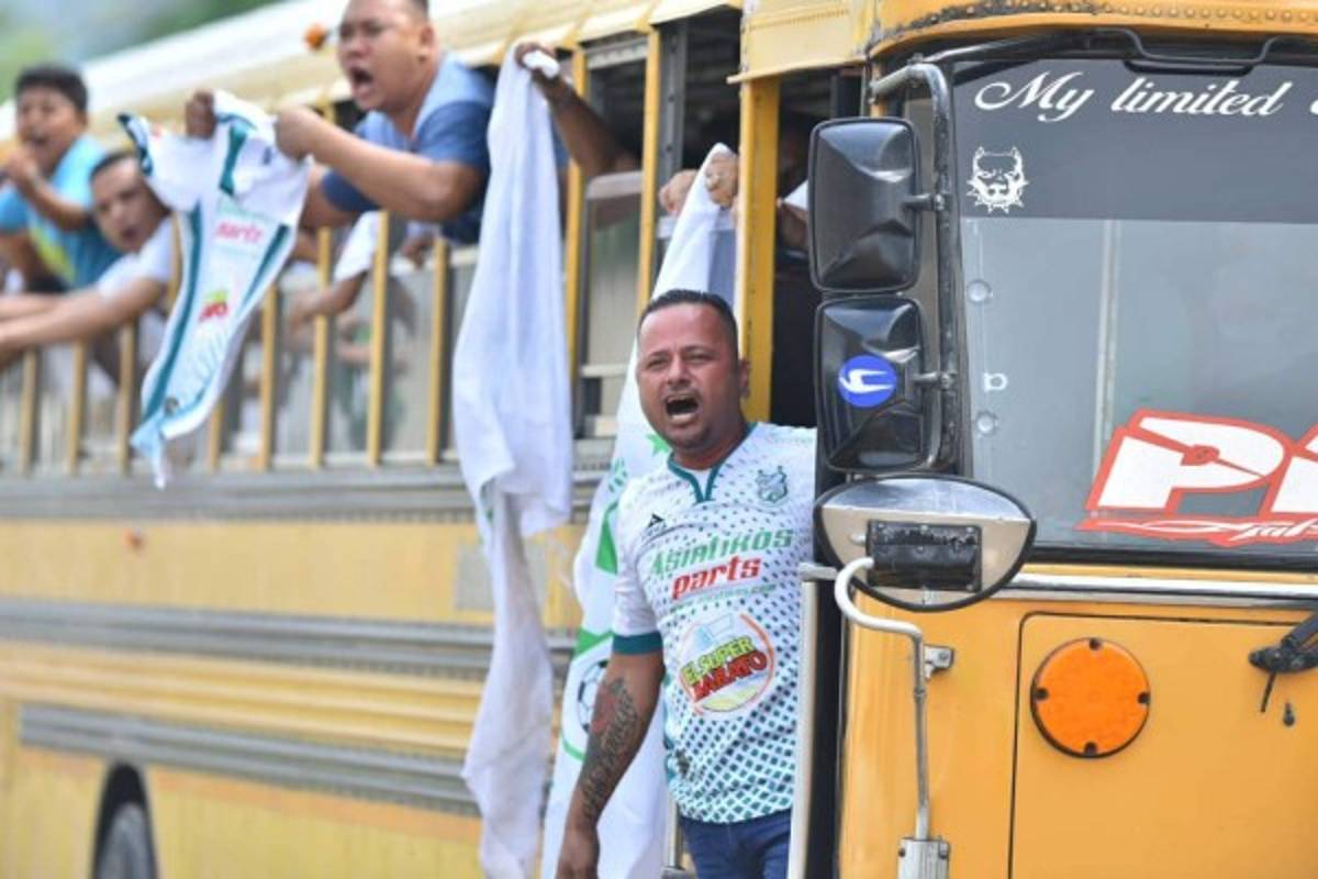 ¡Invasión porteña! Aficionados del Platense se toman el estadio de Tocoa