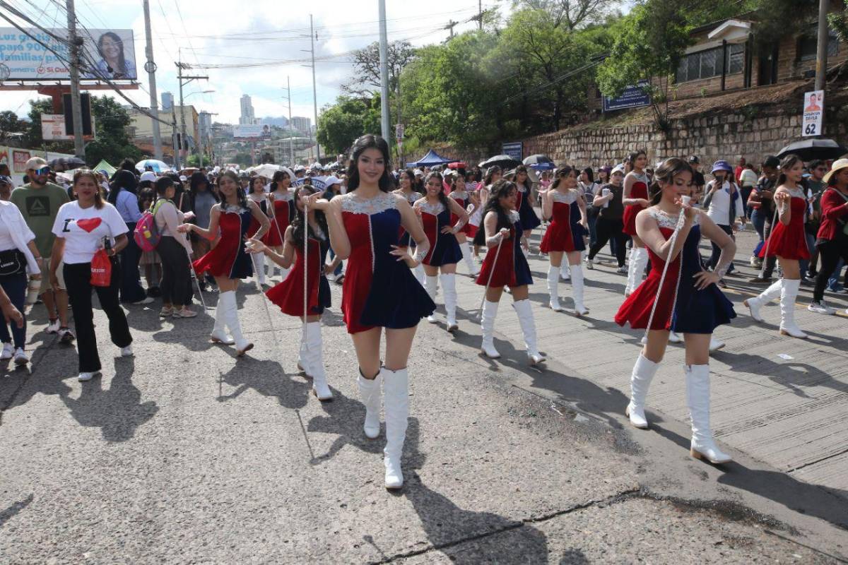 ¿Quién es la palillona de rojo? Hermosas deleitan en los desfiles del 15 de septiembre en Honduras