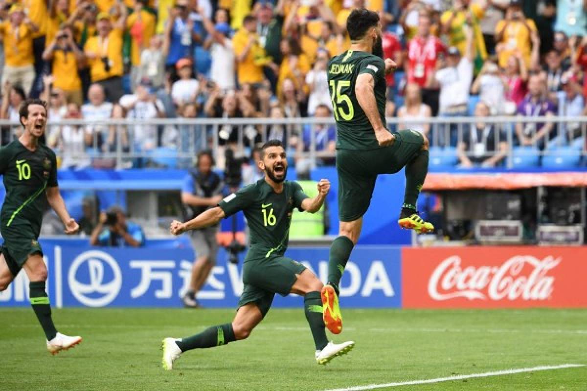 Australia's midfielder Mile Jedinak (R) celebrates scoring from the penalty spot for Australia's first goal to equalise 1-1 during the Russia 2018 World Cup Group C football match between Denmark and Australia at the Samara Arena in Samara on June 21, 2018. / AFP PHOTO / MANAN VATSYAYANA / RESTRICTED TO EDITORIAL USE - NO MOBILE PUSH ALERTS/DOWNLOADS