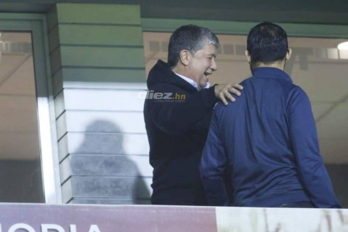 No se vio por TV: Con camiseta de Olimpia apoyando a Motagua, el beso y el 'invitado' en el palco