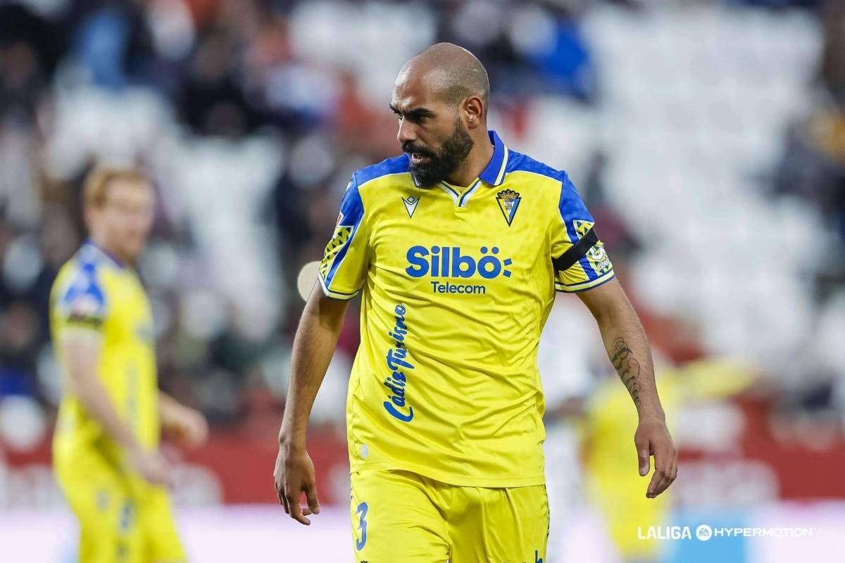 Se va del Madrid si continúa Arbeloa y la mujer de Lewandowski desliza su futuro; Guardiola vende a su atacante noruego