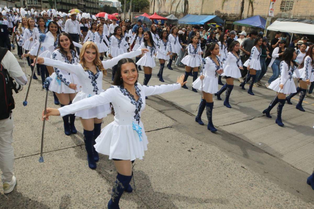 ¿Quién es la palillona de rojo? Hermosas deleitan en los desfiles del 15 de septiembre en Honduras