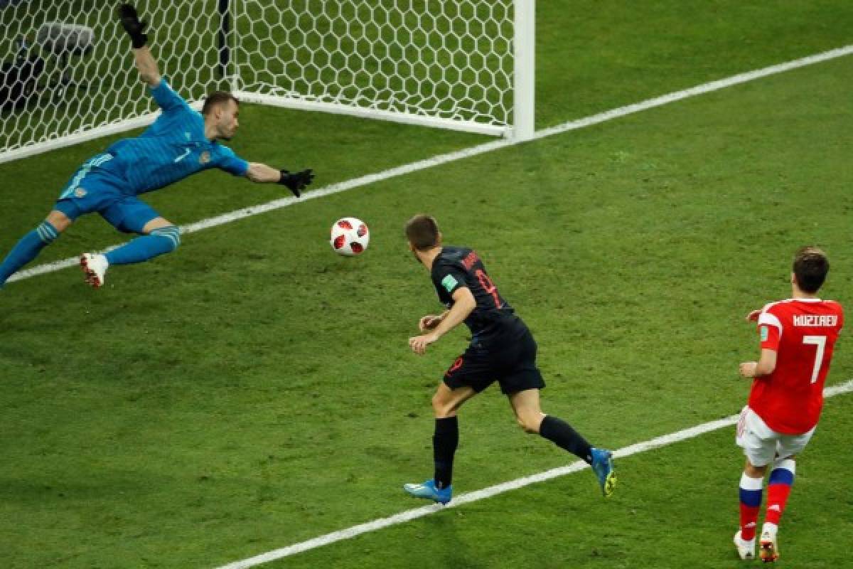 Russia's goalkeeper Igor Akinfeev (L) concedes the equalizer scored by Croatia's forward Andrej Kramaric during the Russia 2018 World Cup quarter-final football match between Russia and Croatia at the Fisht Stadium in Sochi on July 7, 2018. / AFP PHOTO / Odd ANDERSEN / RESTRICTED TO EDITORIAL USE - NO MOBILE PUSH ALERTS/DOWNLOADS
