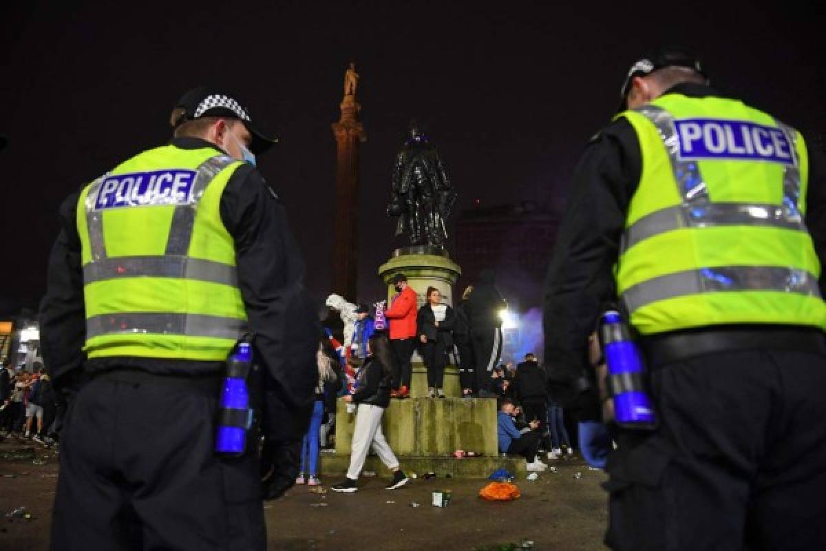 Niños heridos, policías y botellas al aire: Así fue la eufórica celebración de la afición del Rangers de Escocia tras campeonizar