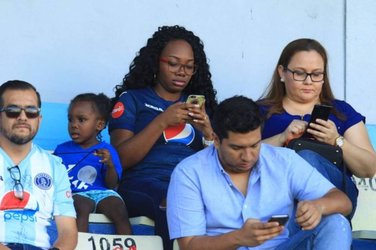 FOTOS: Las bellas chicas que adornaron la semifinal Motagua-Platense