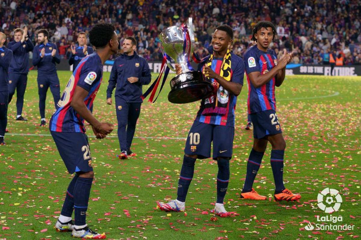 Barcelona celebra el título de campeón de LaLiga: pasillo, “nuevo” mediocampista y Busquets lideró la fiesta