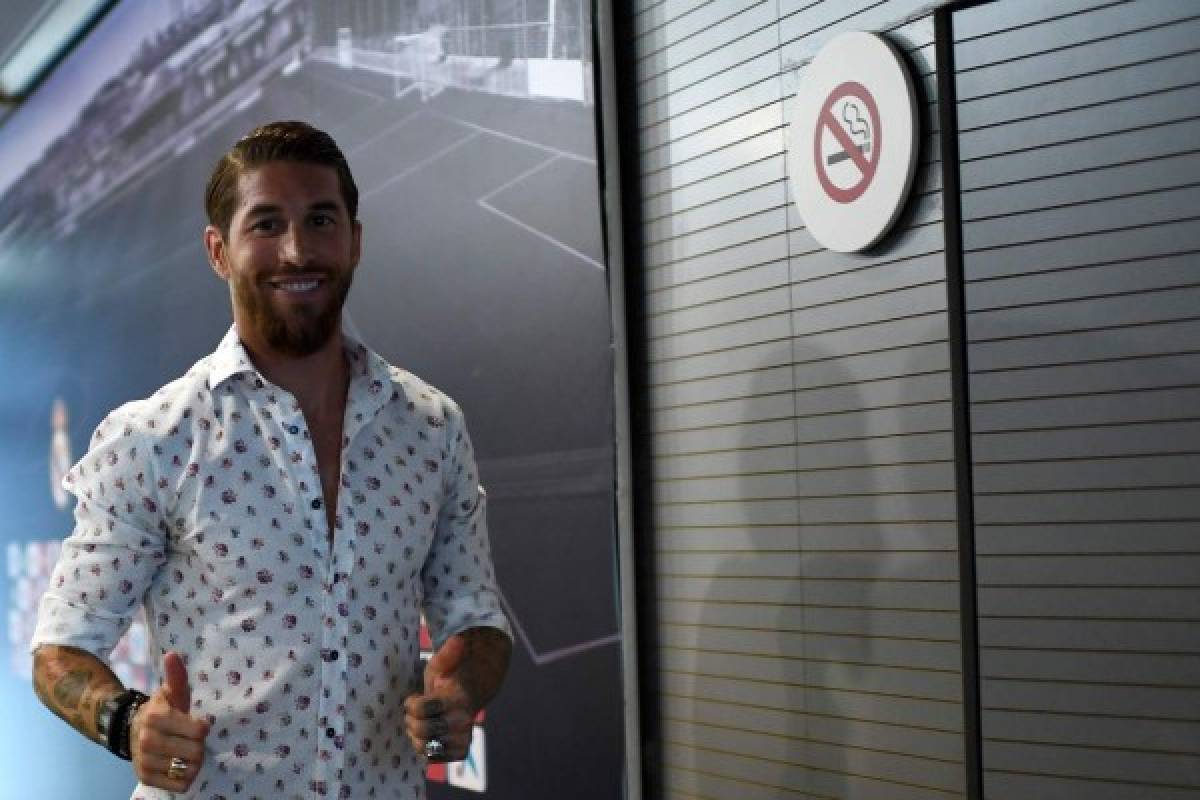 Real Madrid's Spanish defender Sergio Ramos gives the thumbs up as he leaves after giving a press conference at Real Madrid's training facilities of Valdebebas in Madrid on May 30, 2019. (Photo by OSCAR DEL POZO / AFP)
