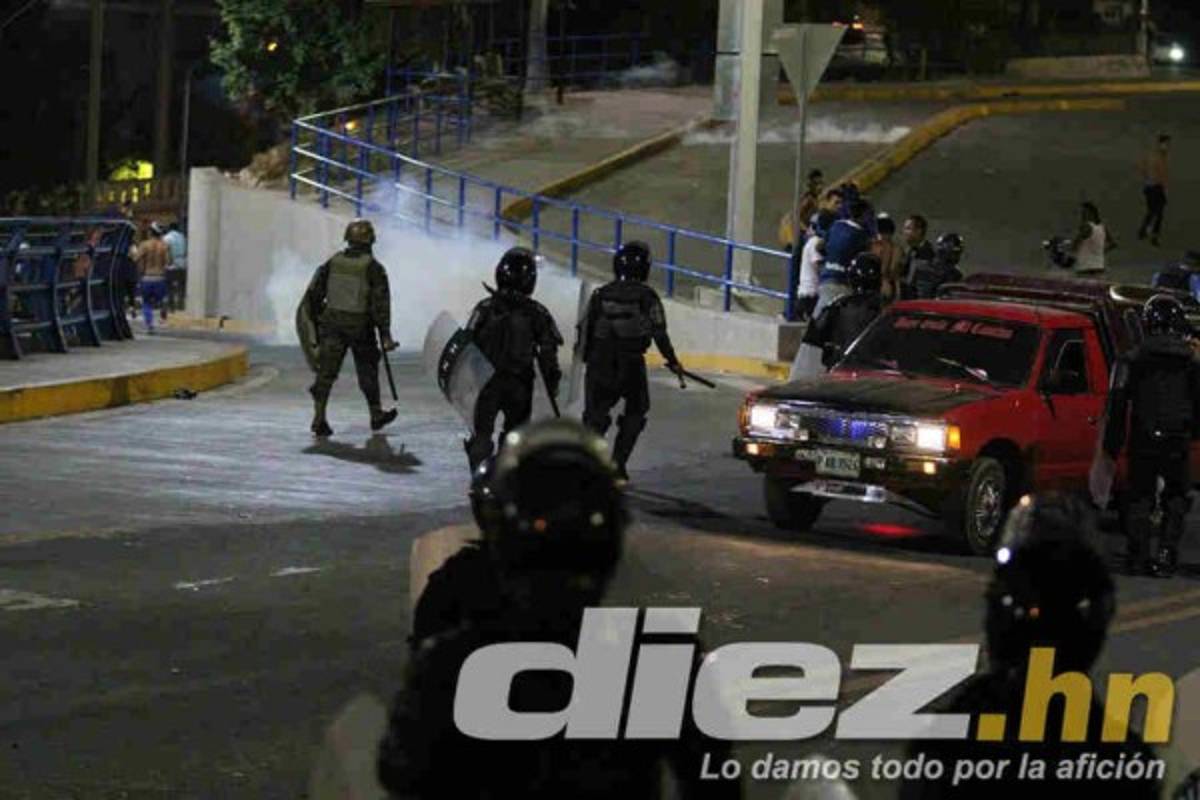 EN FOTOS: Noche de terror en las afueras del Nacional tras derbi Motagua-Olimpia