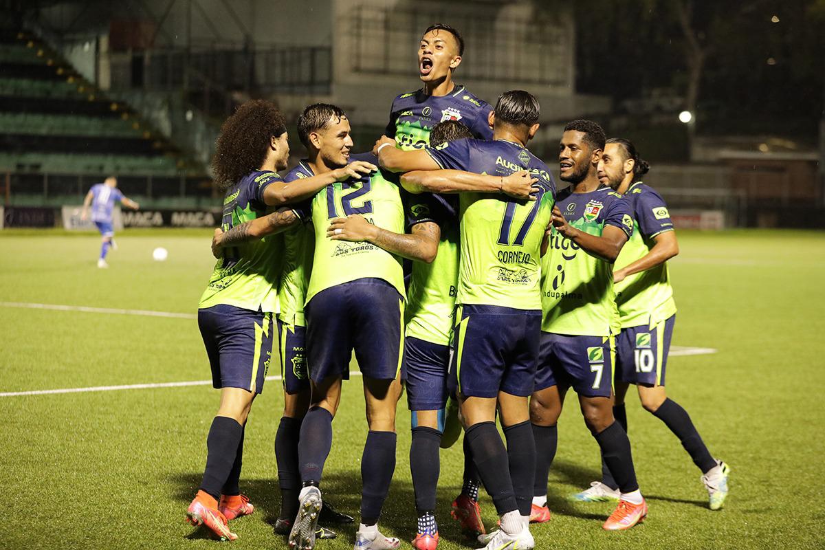 Triste adiós: ¿Por qué en el fútbol de El Salvador desafiliaron al Santa Tecla, campeón de liga, donde figuró 'Loco' Abreu?