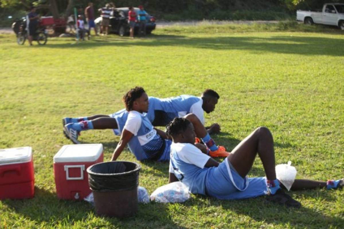 Puntual y corrector, así fue el primer entreno de Héctor Castellón en su regreso al Vida