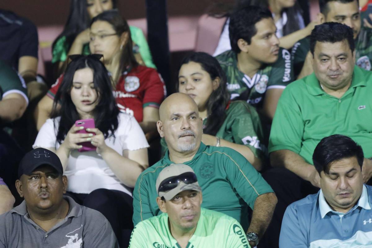 El presidente del Marathón, Orinson Amaya (centro), es habitual en las graderías del Yankel compartiendo con los aficionados del conjunto verdolaga.