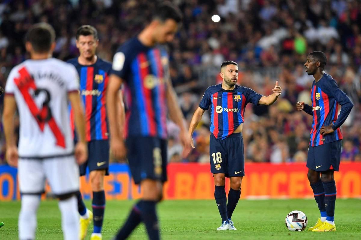 El gesto de Lewandowski tras terminar el partido y codazo de Busquets a Falcao; así fue el penal que pidió todo el Barcelona