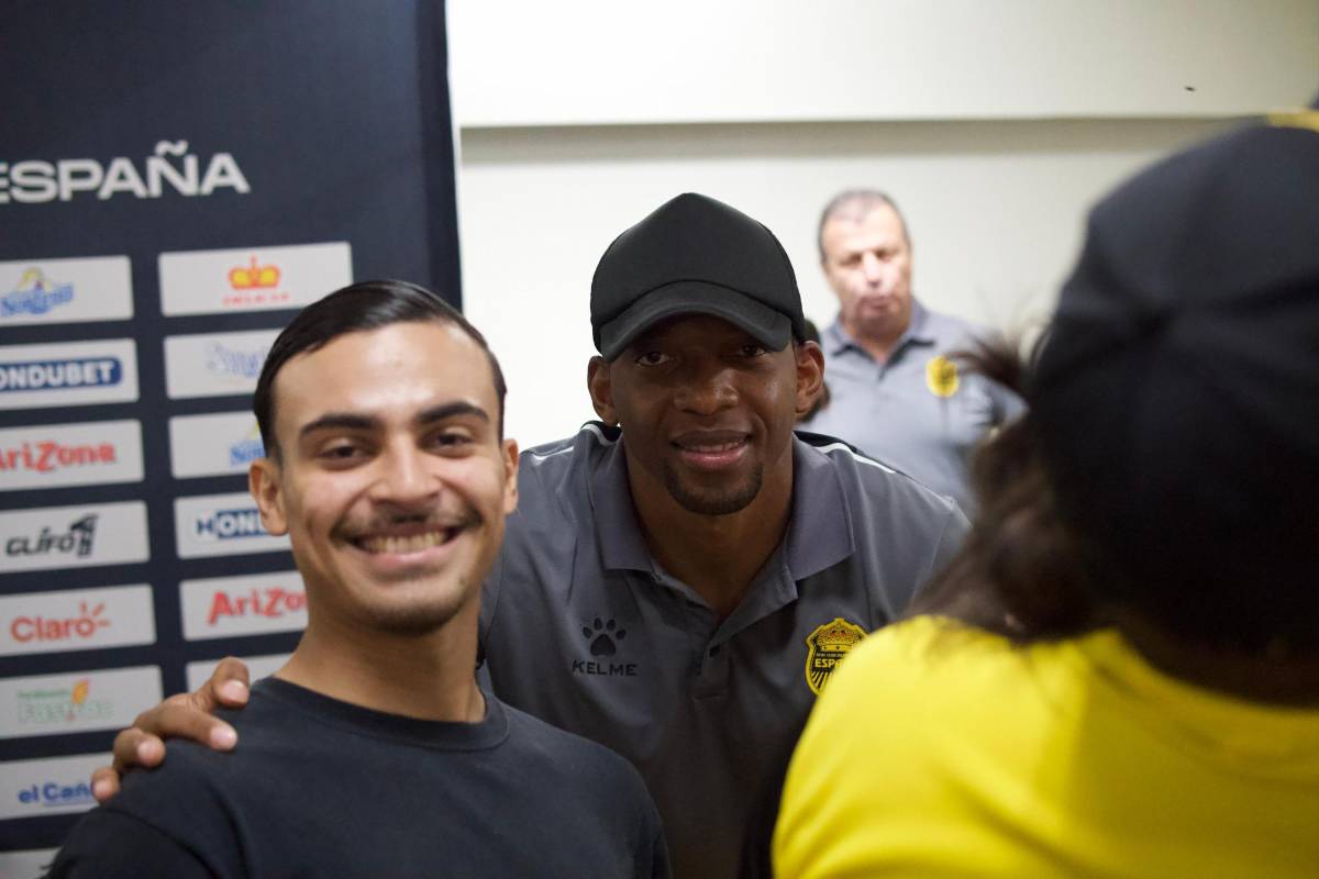 Real España mantiene la buena vibra del liderato en la Liga Nacional de Honduras y comparte con los fanáticos aurinegros
