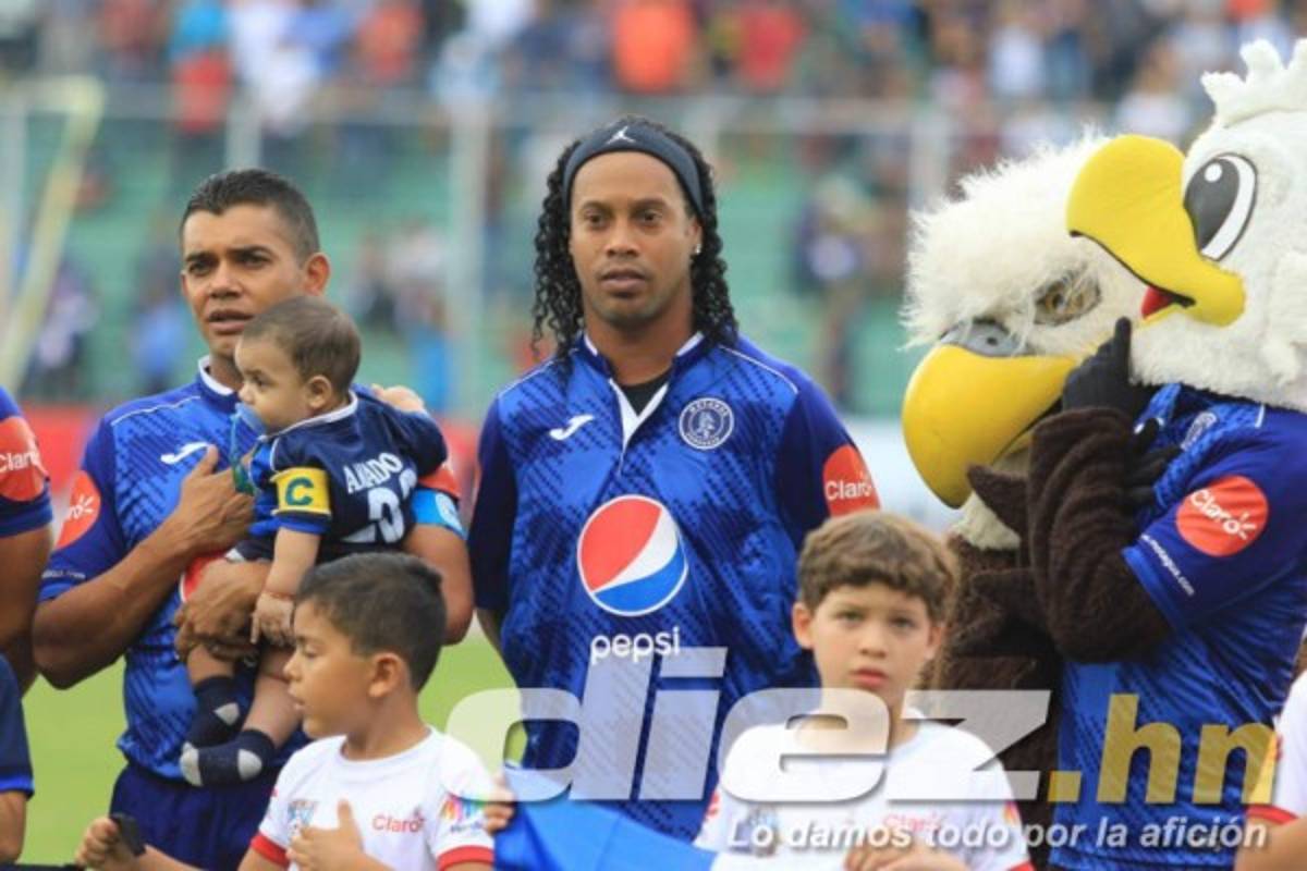 CURIOSAS: Los zapatos de Ronaldinho y su gesto con aficionado que ingresó al campo