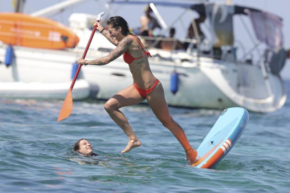 Así son las vacaciones Jenni Hermoso tras su polémico beso: ‘Tatuaje’ dedicado a Rubiales y Alexia Putellas deslumbra